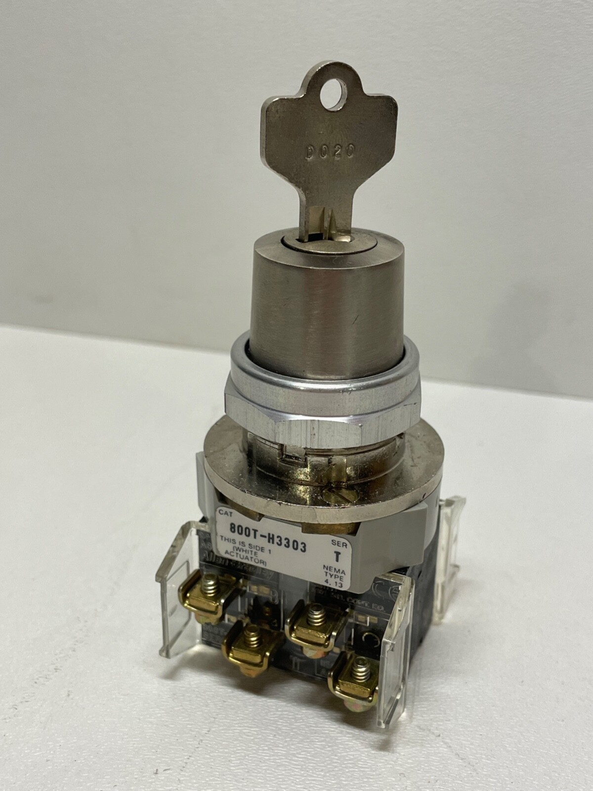 Allen-Bradley 800T-H3303B Selector Switch *1-KEY 2-Pos Maintained Cylinder Lock