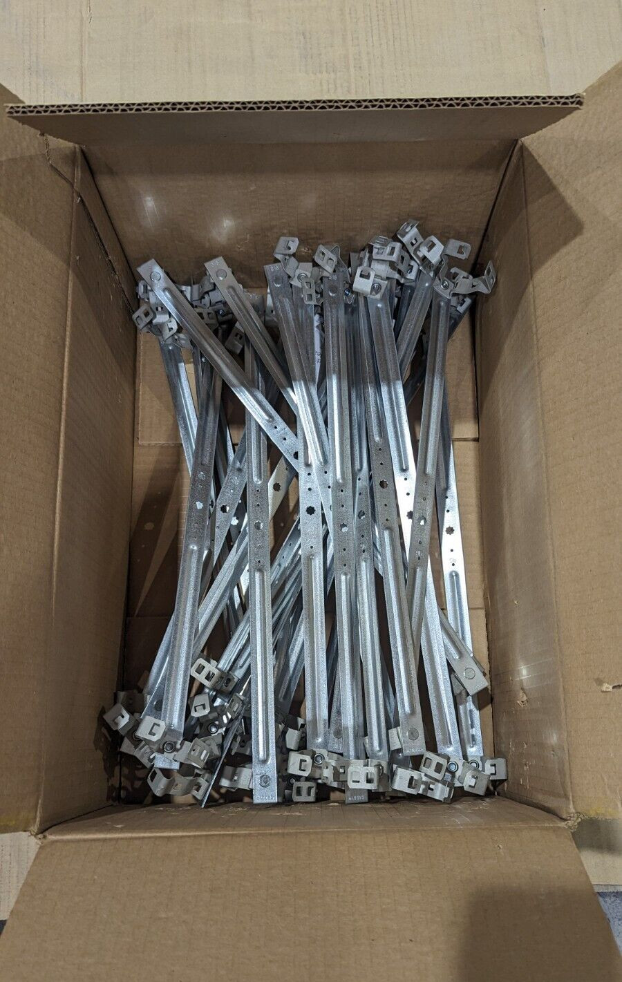 NEW NVENT CADDY 812MB18A CONDUIT SUPPORT ASSY CASE OF 25