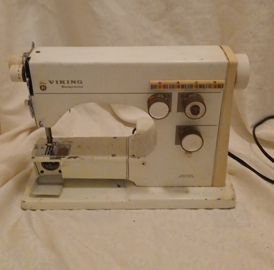 Vintage Viking Husqvarna Sewing Machine Model 6030 - For Parts Or Repair