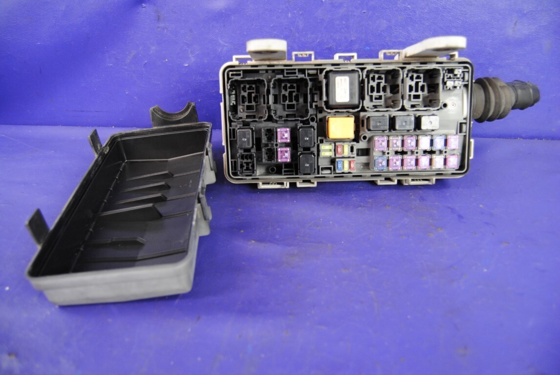 11-15 Isuzu NPR 5.2L Diesel Fuse Box Relay Center 4HK1-TC Lid Assembly