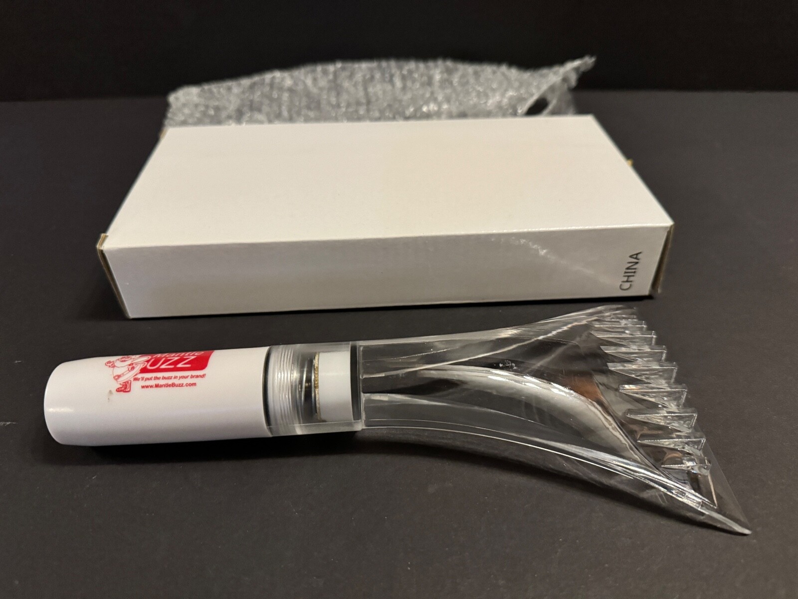 NEW!  Mantle Buzz AUTO LIGHTED WINDSHIELD ICE & SNOW SCRAPER (Battery Operated)