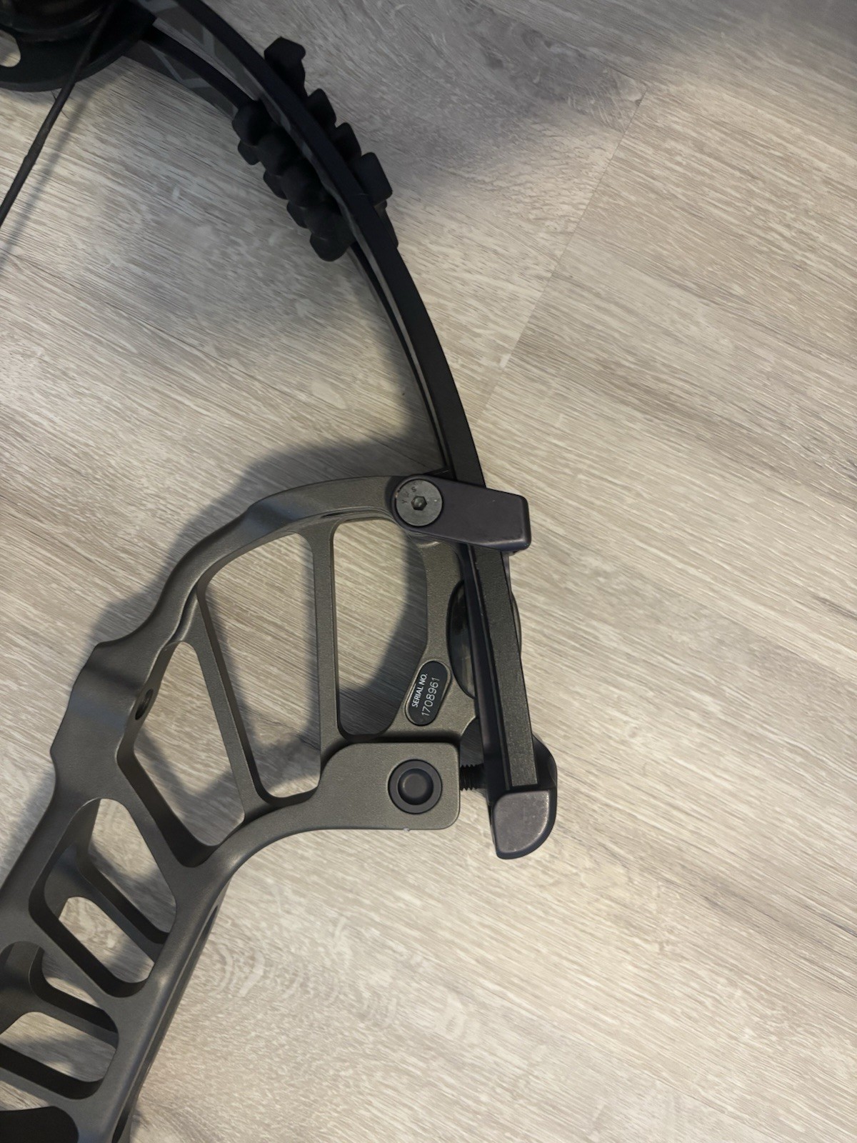 Hoyt Invicta 40 LH Compound Bow - Grey, 60 pound limbs, 29 inch draw