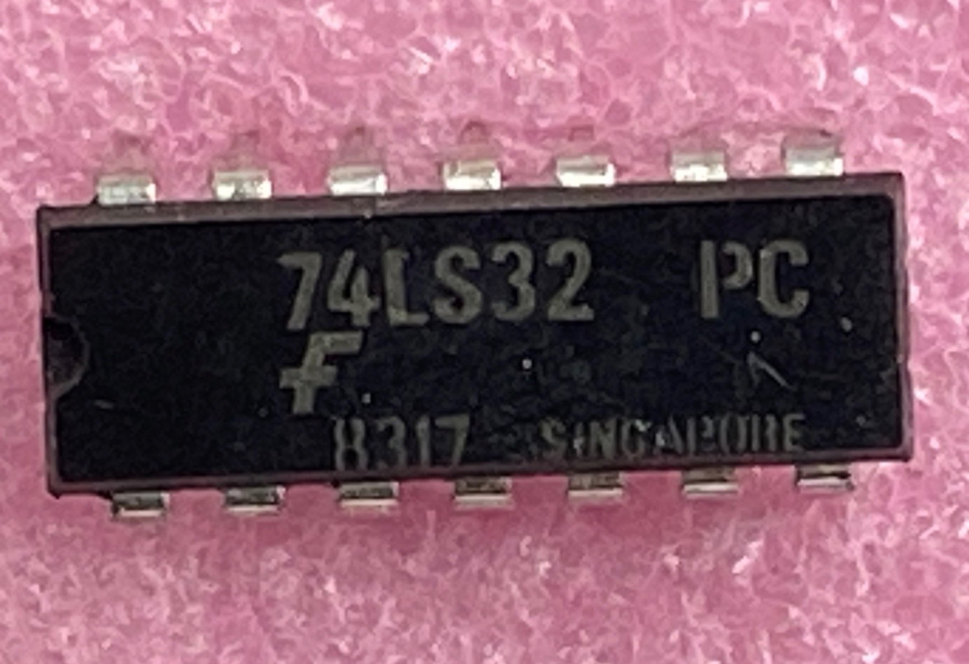 Fairchild 74LS32PC quad 2-input OR Gates Integrated Circuit