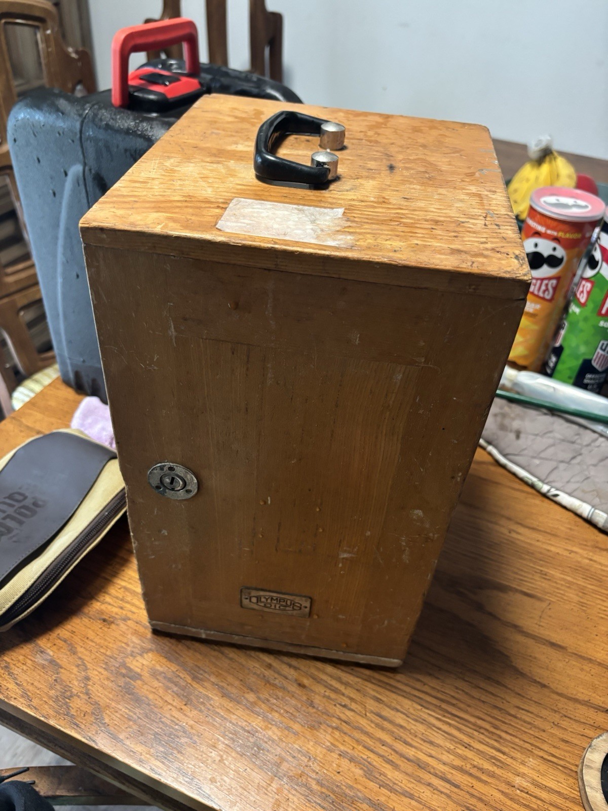 VINTAGE OLYMPUS TOKYO JAPAN OIC #108215 MICROSCOPE IN WOODEN CARRYING BOX /ACCS