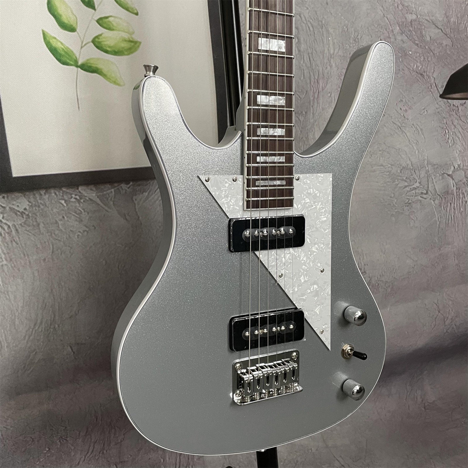 Metallic Sliver Electric Guitar Pearl Pickguard P90 Pickup Basswood Body
