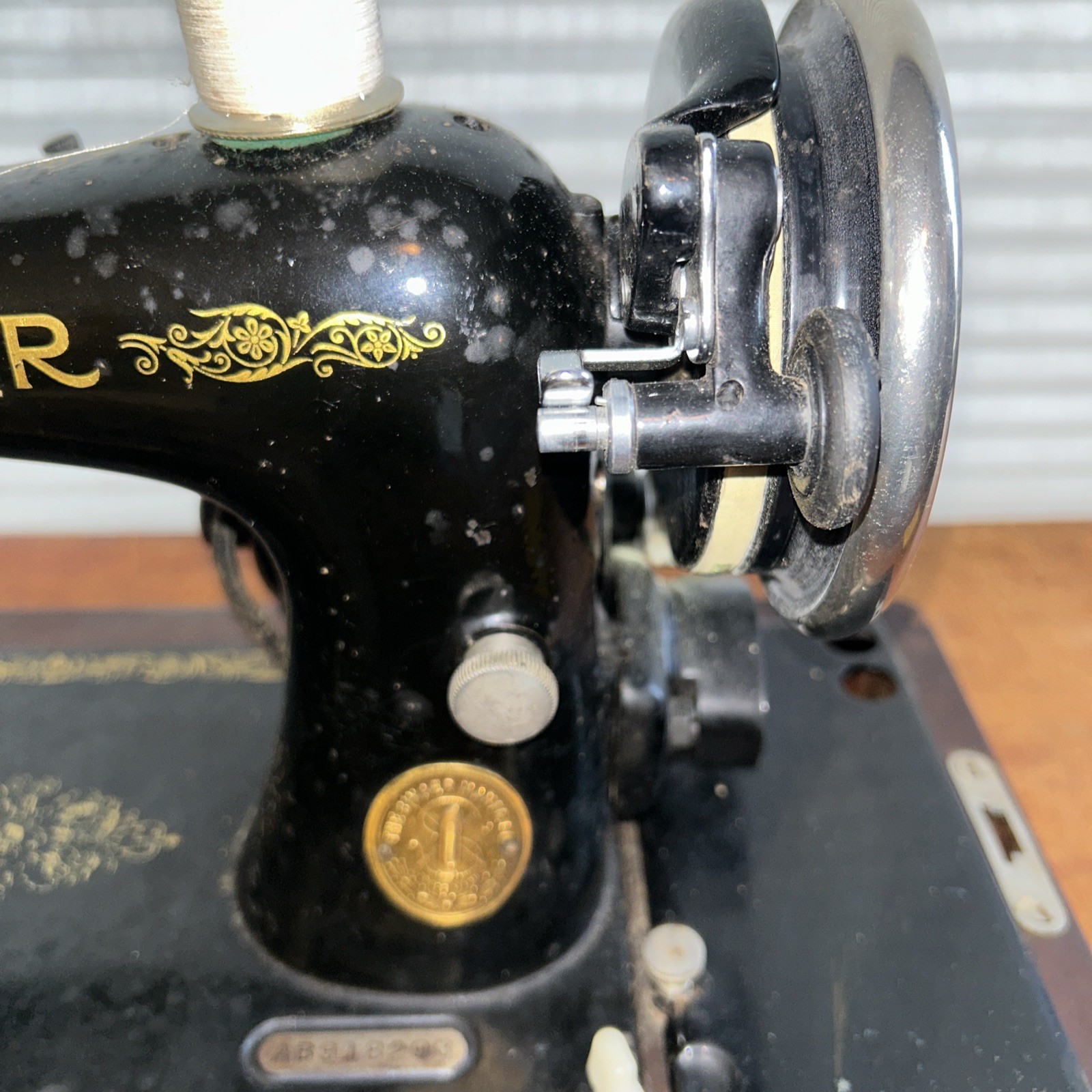 Vintage Singer Sewing Machine in Original Wood Case 🧵✂️