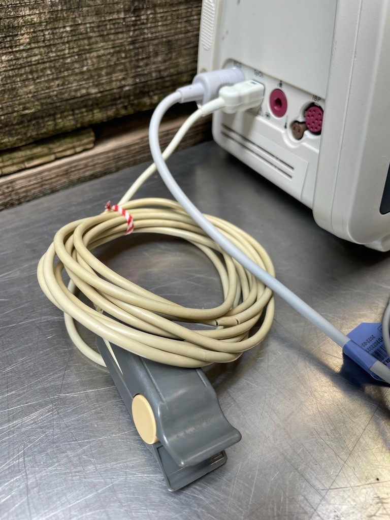 Philips SureSigns VM8 Bedside Monitor w NIBP, ECG Cable, SpO2 Sensor & More