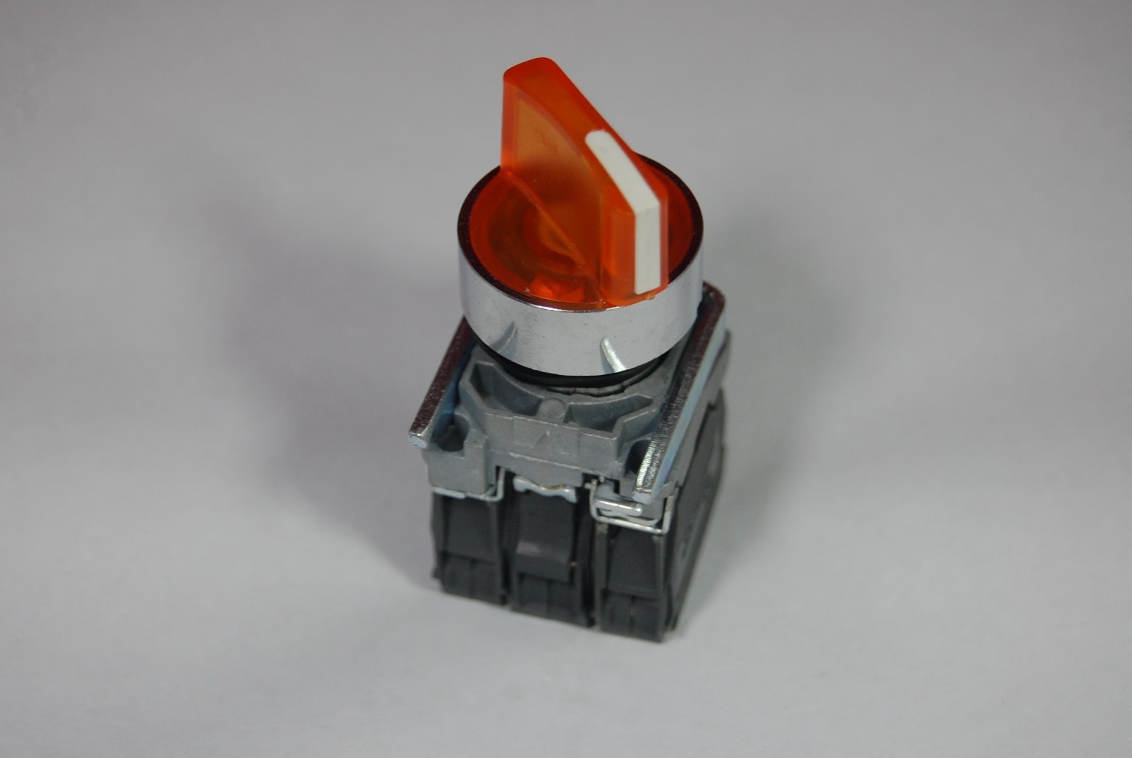22mm ILLUMINATED Select switch 2 Position Fits Orange XB4BK125M5 220V Maintained