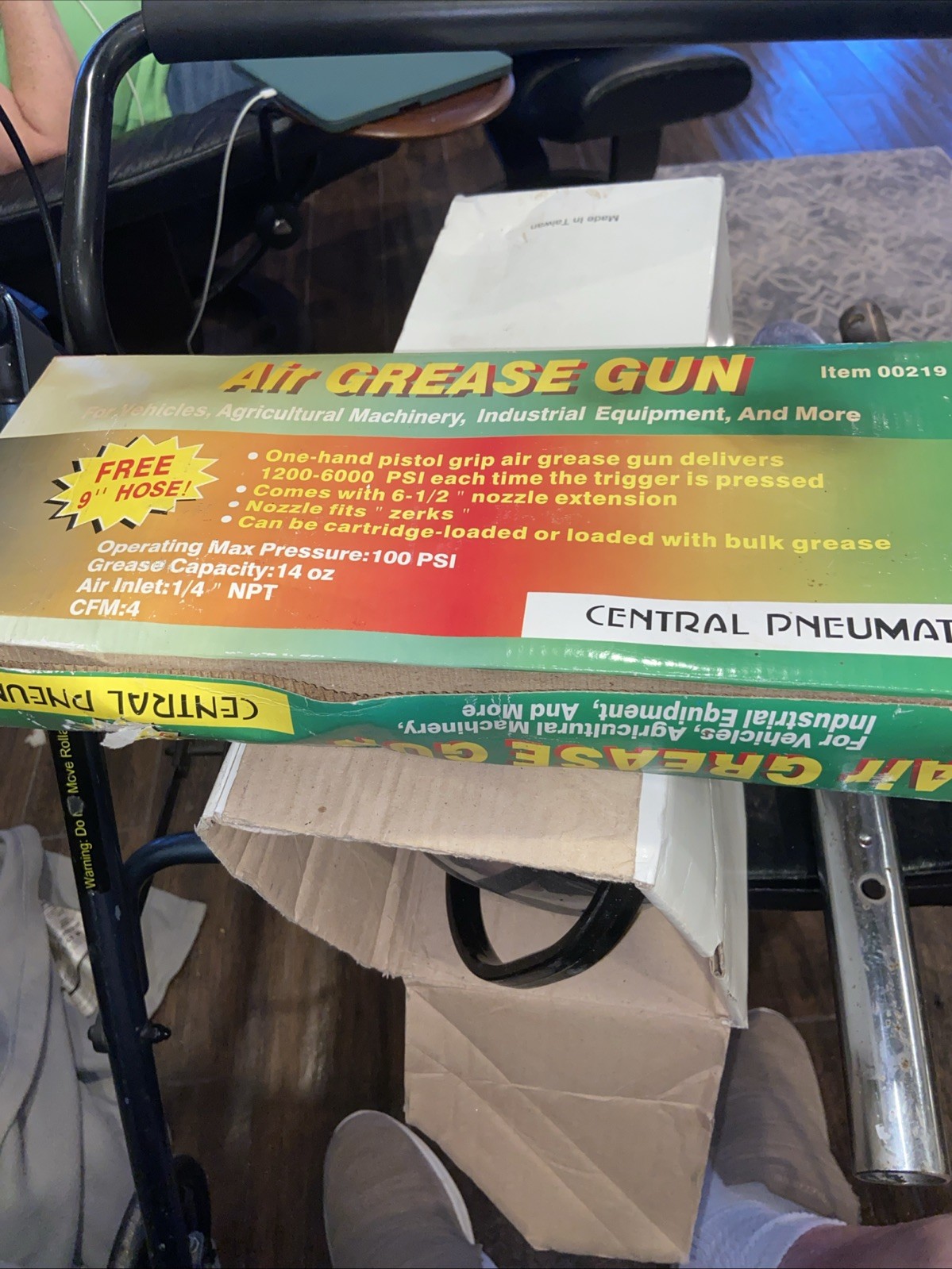 Central Pneumatic #219 Air Grease Gun w/ 2 Tips Pneumatic Grease Gun