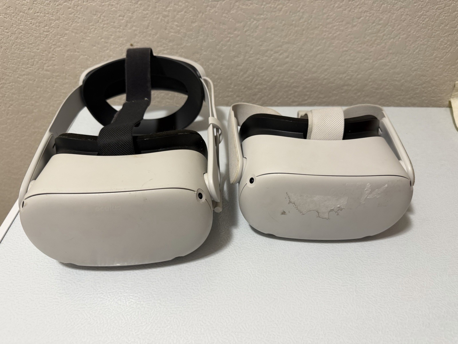 Meta Oculus Quest 2 - BUNDLE HeadseT For parts only (1 Has Corner Black Line)