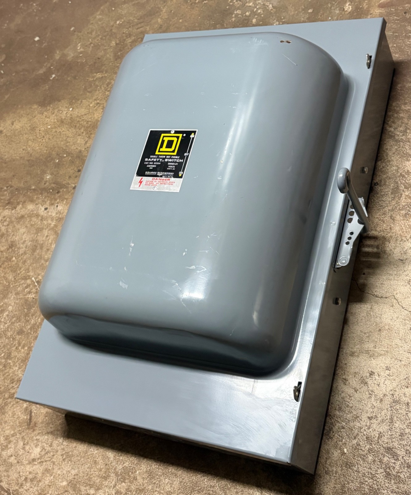 Square D 82354 200-Amp 240-VAC Double Throw Manual Transfer Switch 3-Pole Type 1