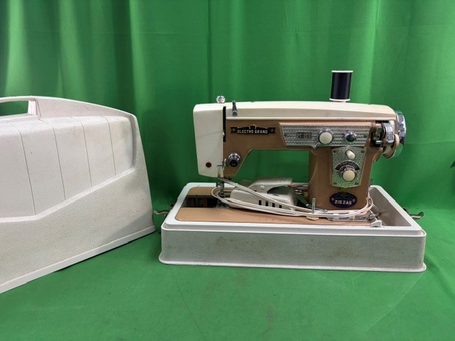 Electro Grand Deluxe Push Button Zig Zag 43210 Sewing Machine Tested (F40034337)