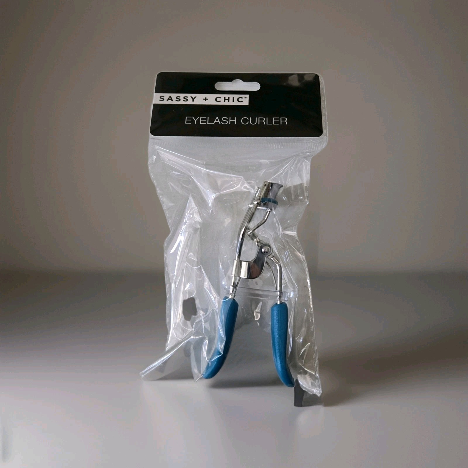 NIP SASSY + CHIC Eyelash Curler ~TURQUOISE AQUA~ Makeup Tool