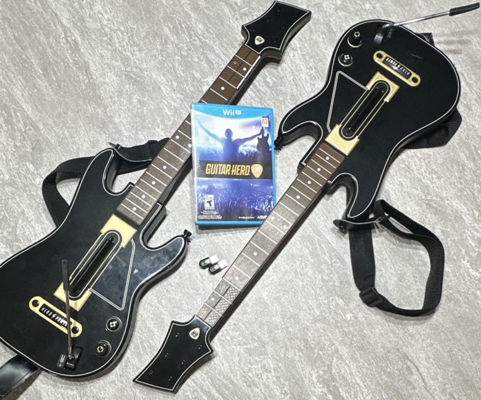 Guitar Hero Live Wii U Bundle: 2 Wireless Guitars + Game + Straps  +2 dongles
