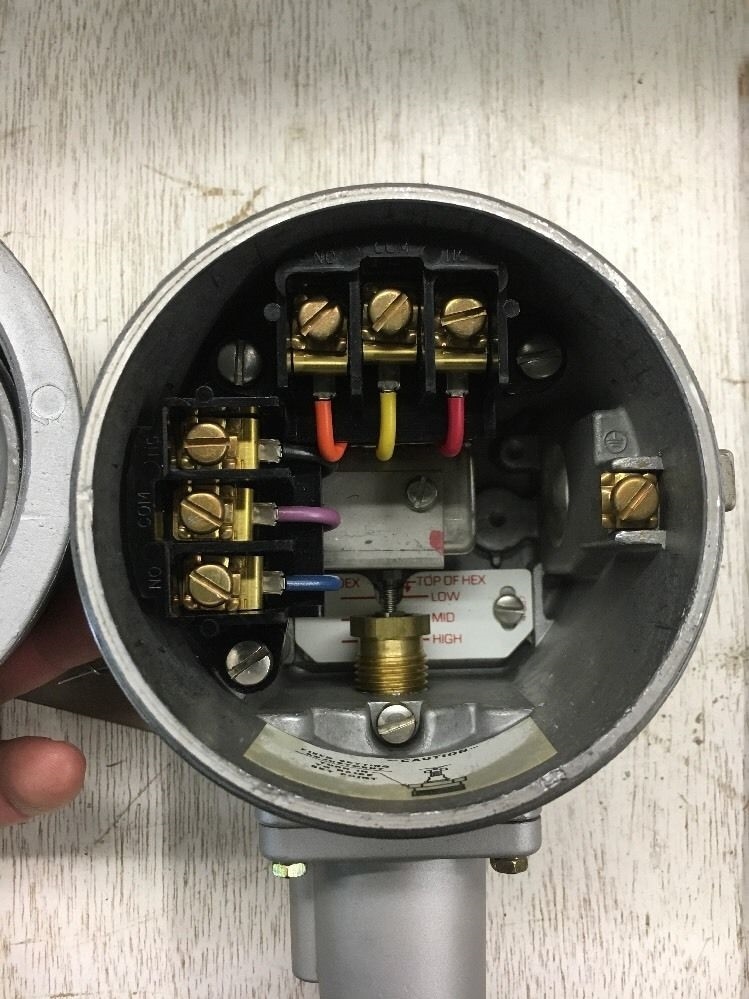 UE United Electronics J120-190 Pressure Switch 5-30 psi