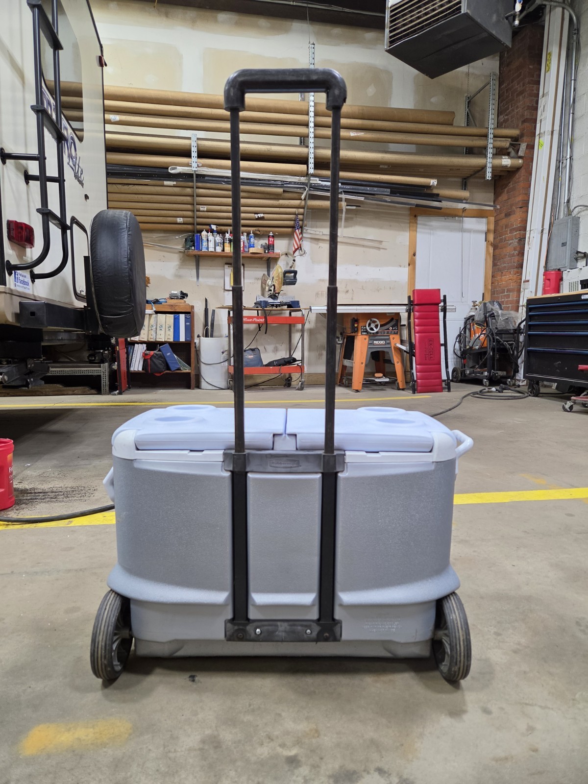Rubbermaid Rolling Insulated Cooler Gray White Split Lid Tow Handle