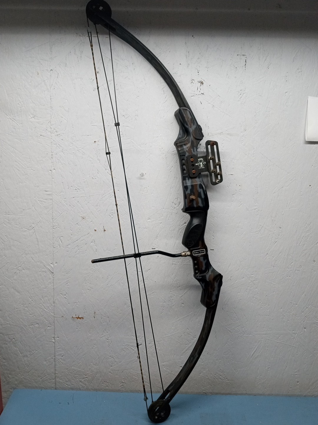Robin Hood Bow With Accra Buck Eye Sight (LL)