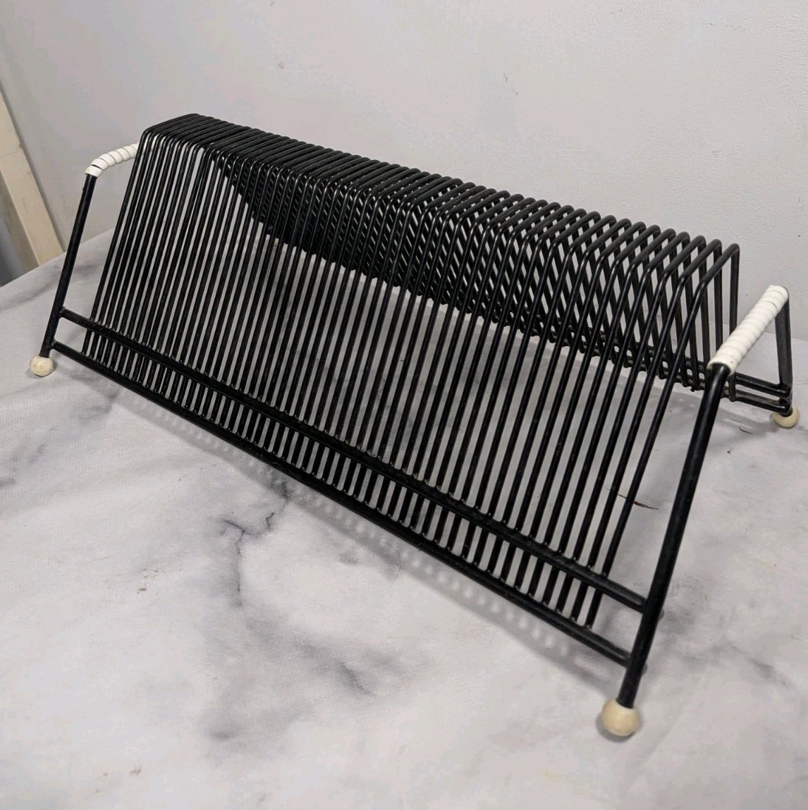 Vintage Metal Wire Record Holder/Vinyl Rack for 50 Records white Capped Feet