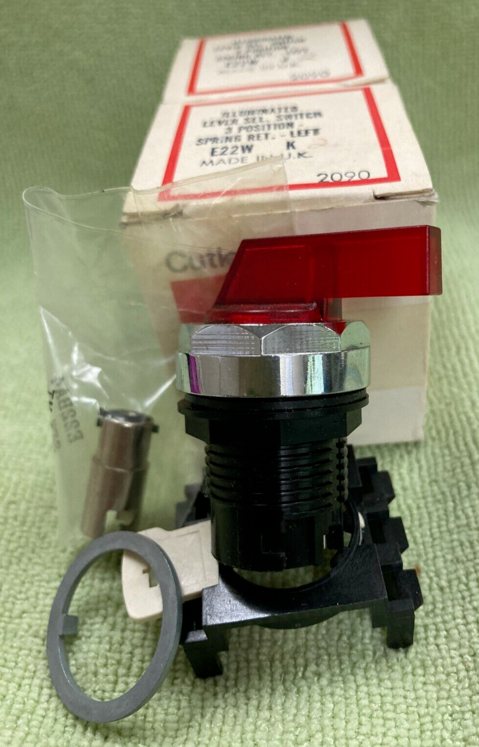 Cutler Hammer E22W Illuminated Lever Selector Switch, 3 Position