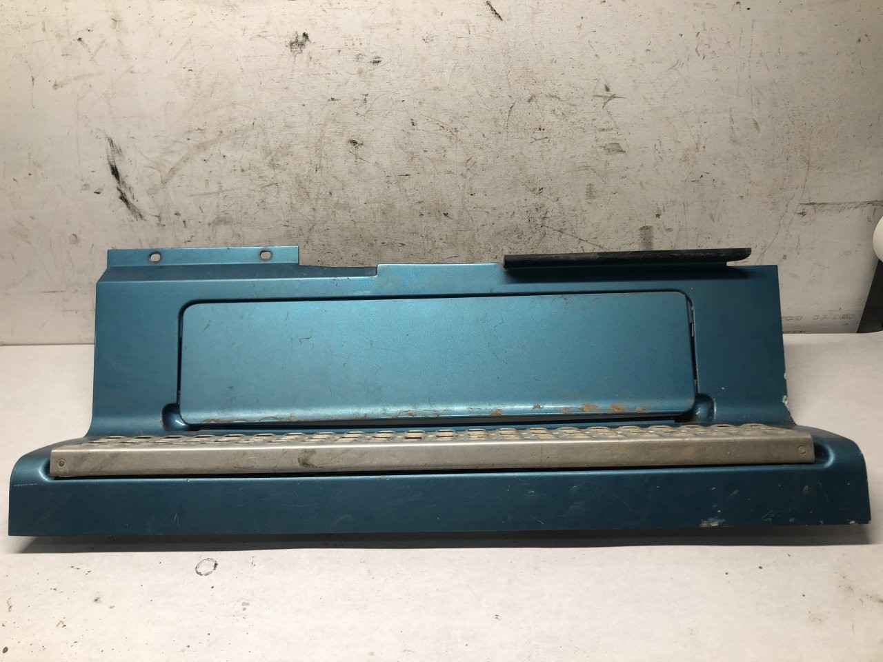 Volvo VNL FIBERGLASS Left/Driver UNDER DOOR Panel | P/N 8079101
