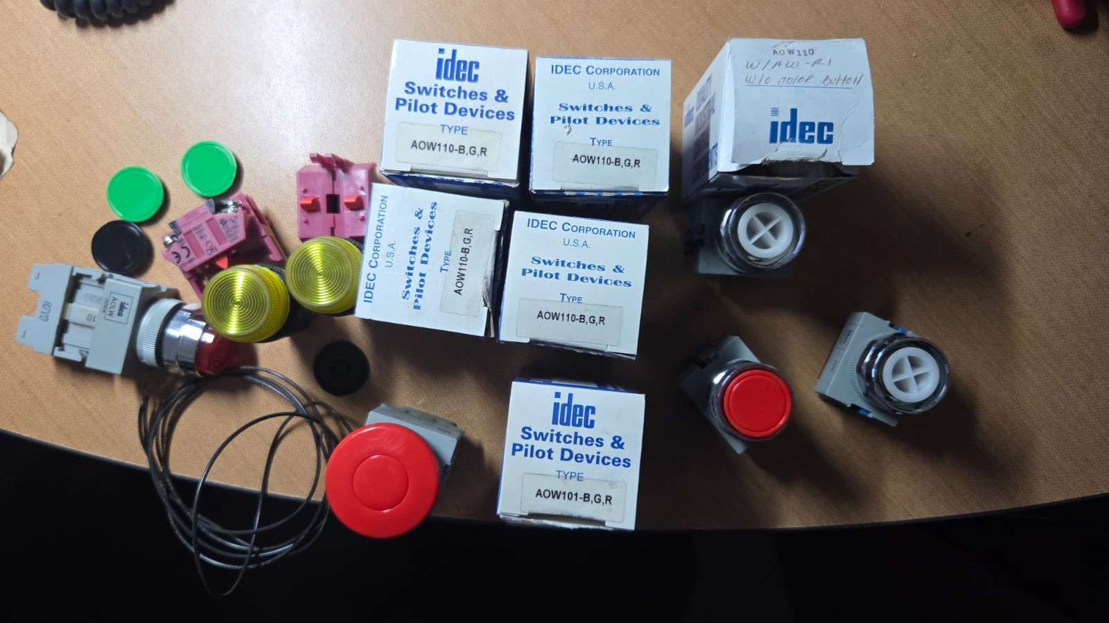 Idec Lot Pushbuttons / Pilot lights