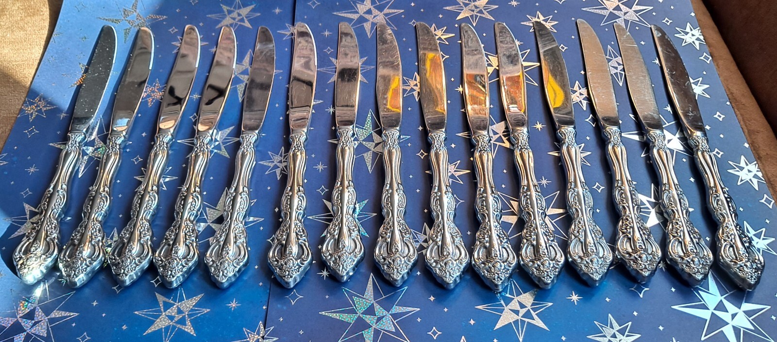 Heirloom by Oneida 15 (Fifteen) Dinner Knives Good Condition Made in Korea