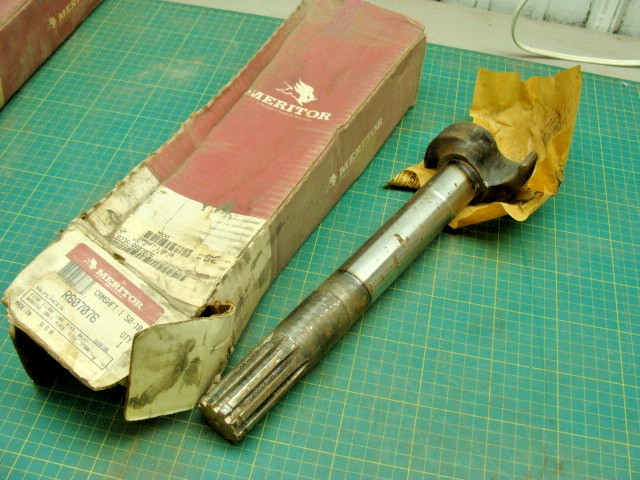MERITOR R607076 LEFT HAND AIR BRAKE S CAM SHAFT MACK 8235-R607076