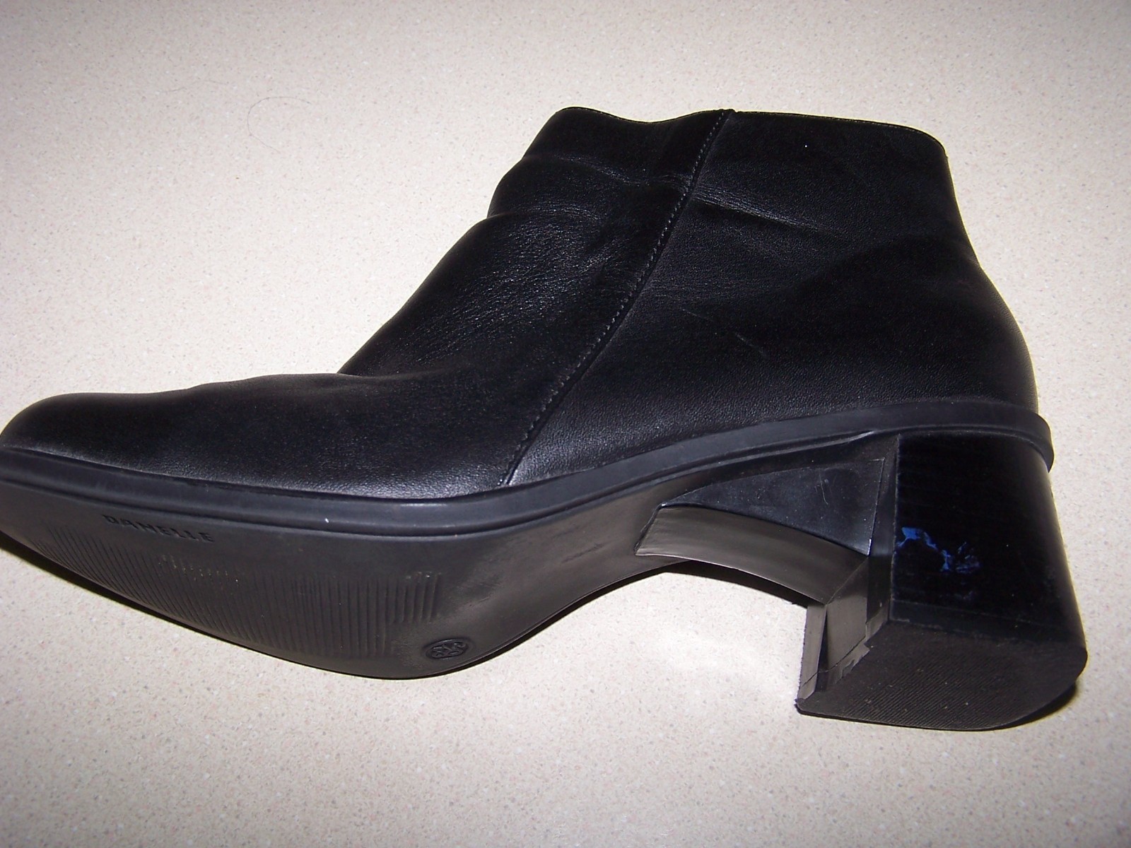 DANELLE BLACK LEATHER ANKLE BOOTS SZ 8.5 NICE PRE-OWNED CONDITION