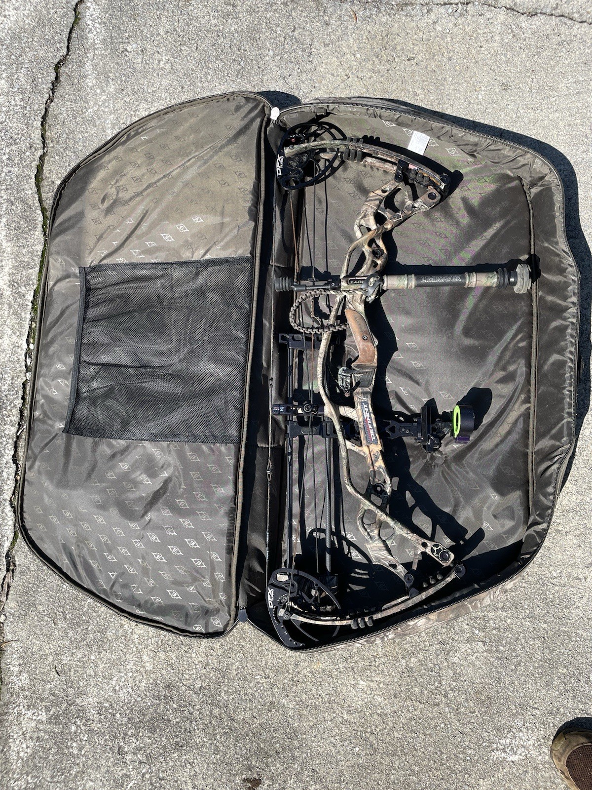 Hoyt Carbon Defiant Compound Bow Camo Right Hand Carbon Fiber with Accessories