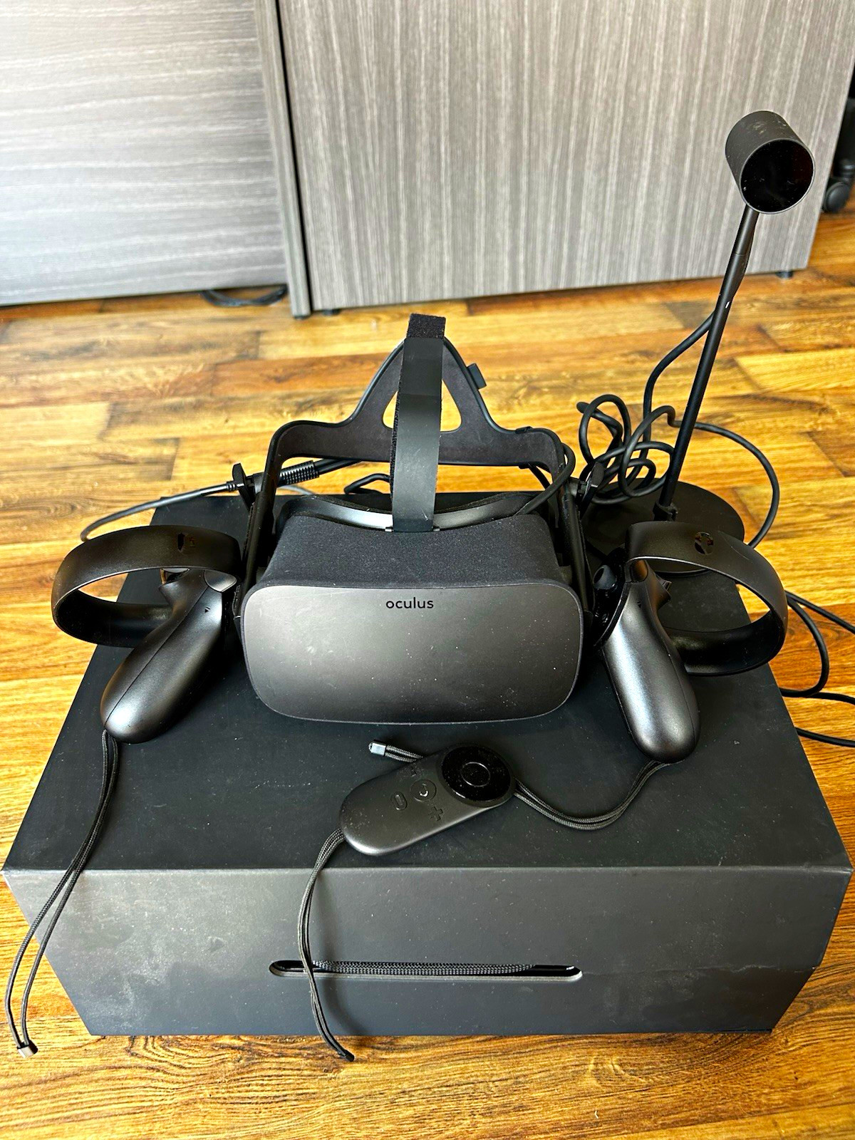 Oculus Rift PC & Console VR Headset Black w/ Touch Controllers & Sensor