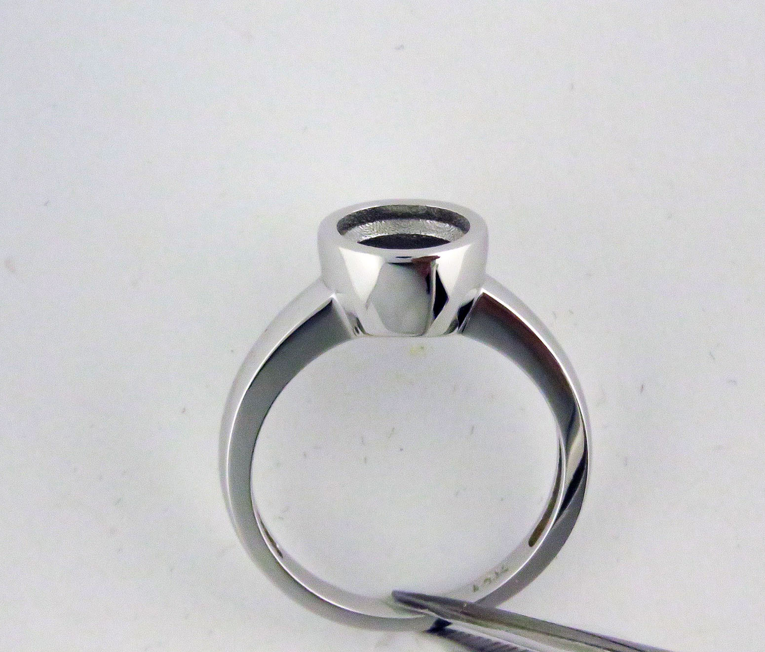Full Bezel Ring For 1.5Carat 7.5mm Round Gem Stone 14k Solid white Gold