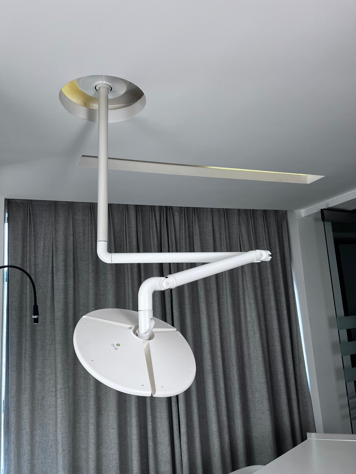 80W Dental 45 Leds Shadowless Surgical Light Ceiling-Mounted Veterinary Light