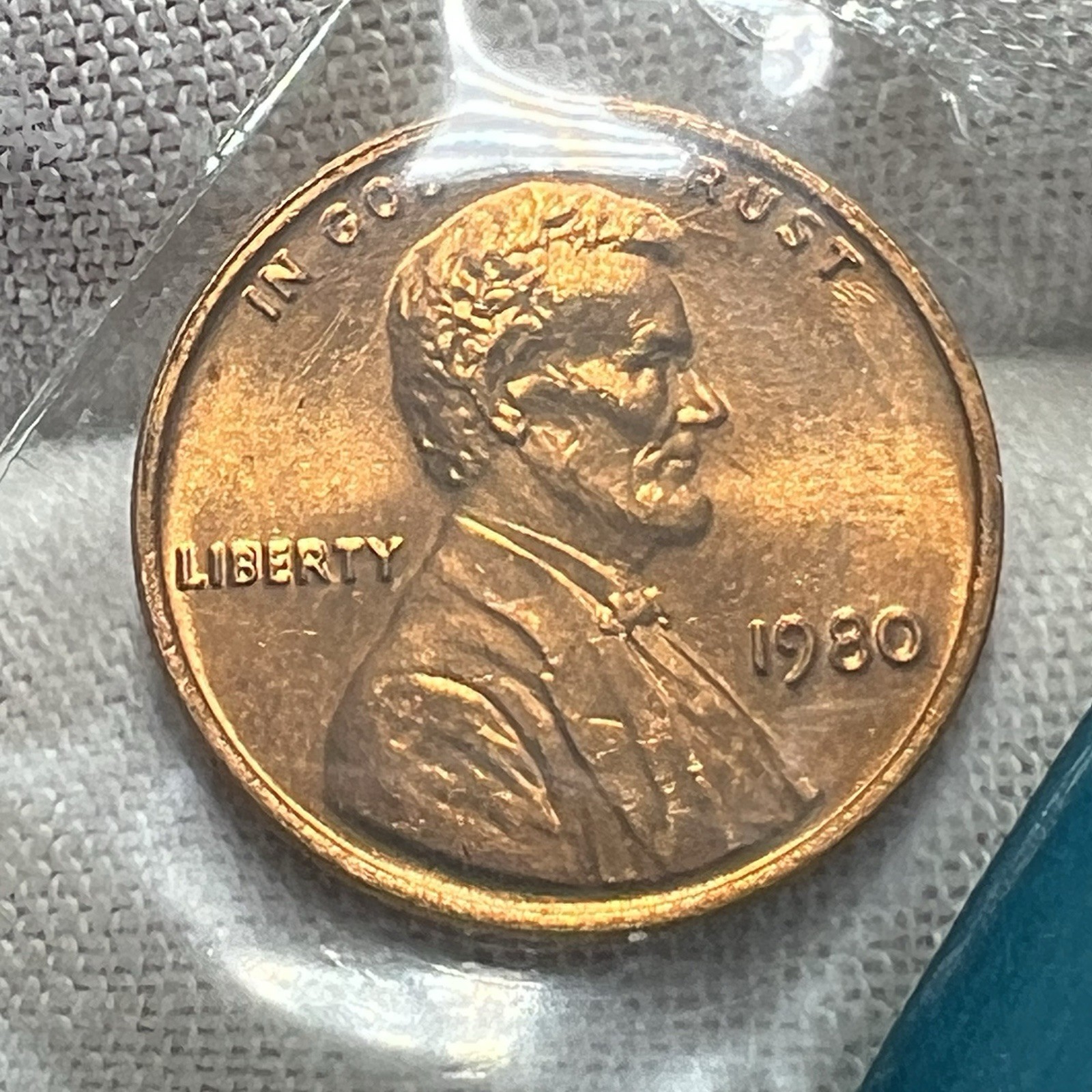 1980-P&D Lincoln Memorial Cents BU in Mint Cello receive 2 coins pictured #3123