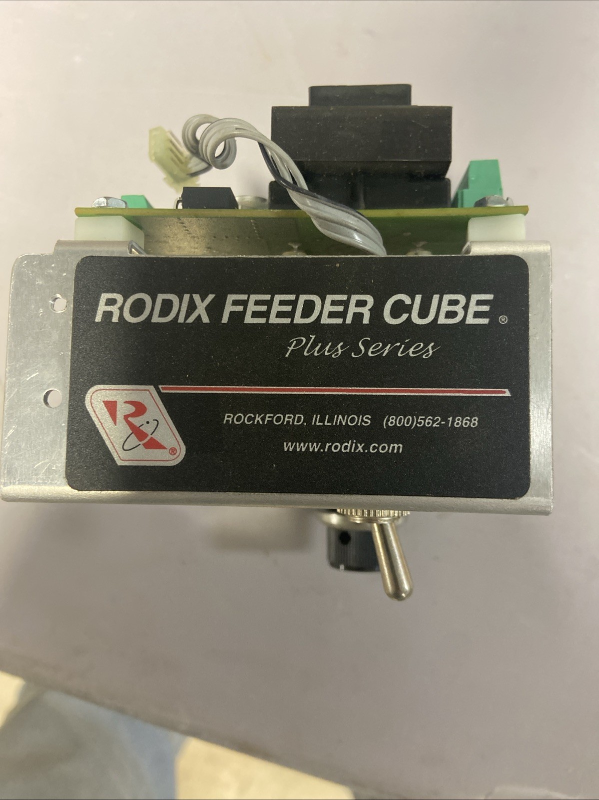 Rodin Feeder Cube