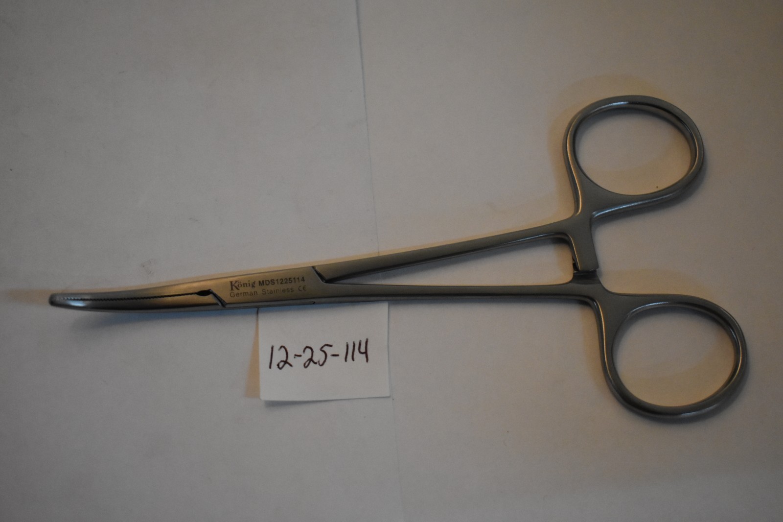 MDS1225114  KONIG CRILE HEMOSTATS 5 1/2" CURVED SERRATED