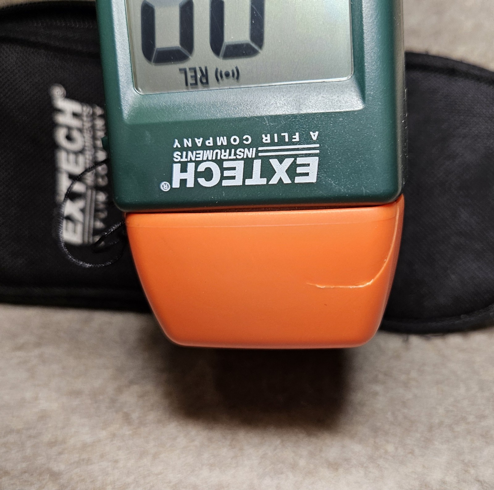Extech MO260 Combination Pin/Pinless Moisture Meter With Tips and Soft Case