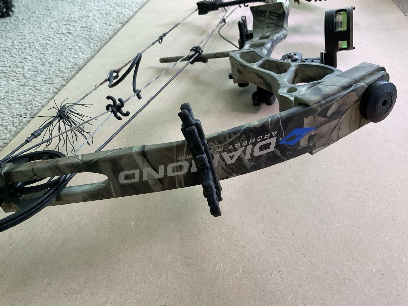 DIAMOND ARCHERY STUD RH BOW