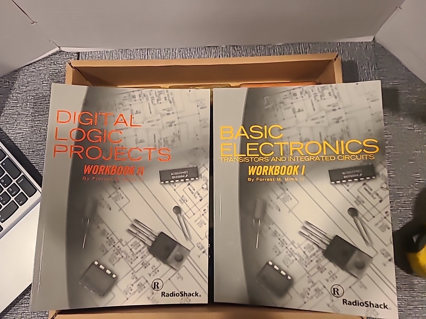 RadioShack Electronics Learning Lab Model 28-280 With Two Workbooks