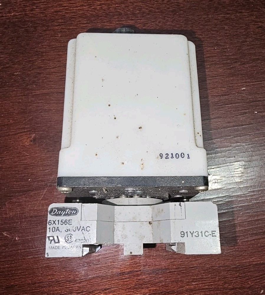 DAYTON 6X155E Solid State Time Delay Relay 3-300SEC 120VAC W/Socket 6X156E