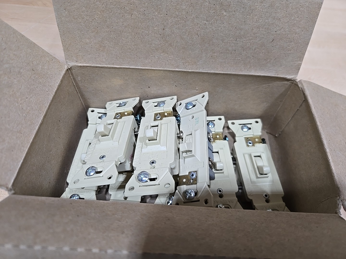 Lot 8x Pass & Seymour Ivory COMMERCIAL Toggle Quiet Switches 3-Way HT663-IG