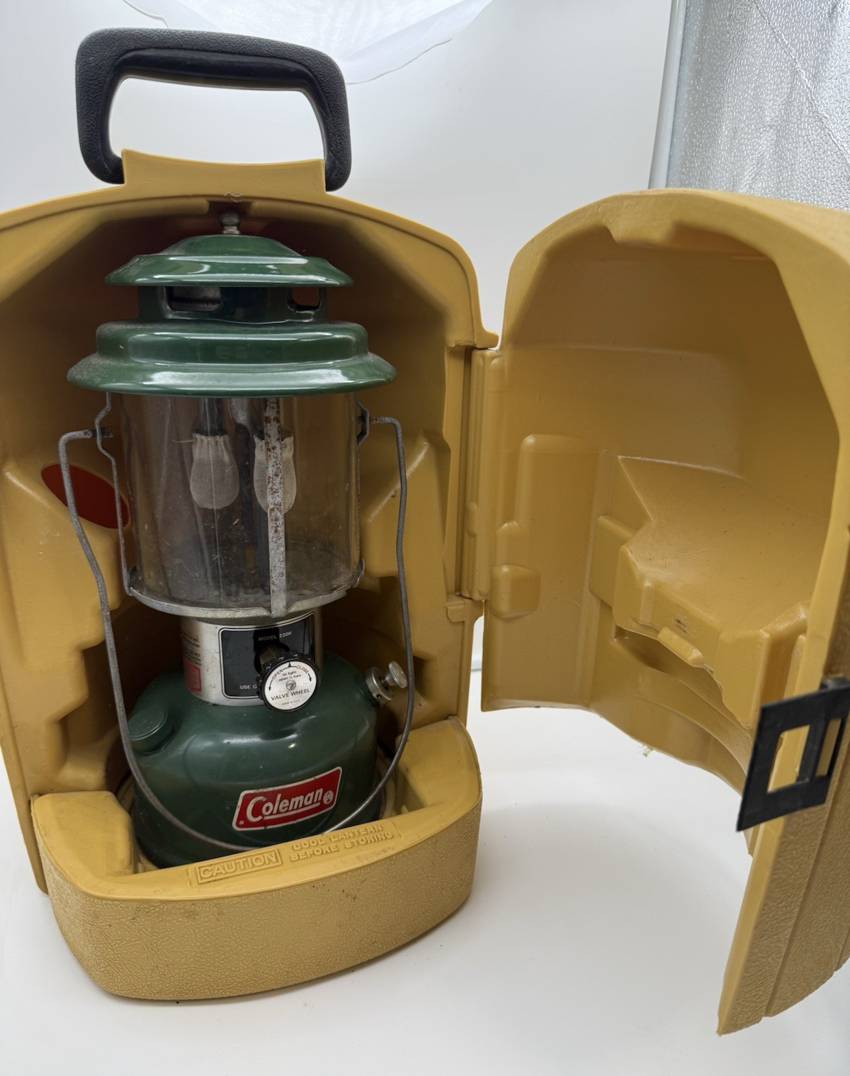 Vintage Coleman 2 Mantle 220H 1975 Lantern w/ Yellow Clamshell Carry Case