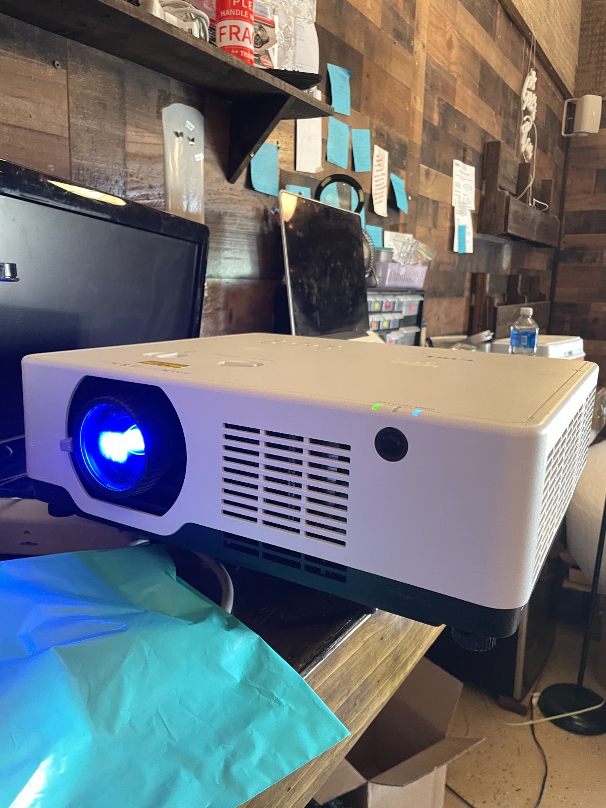 Eiki LCD projector EK–700 LU