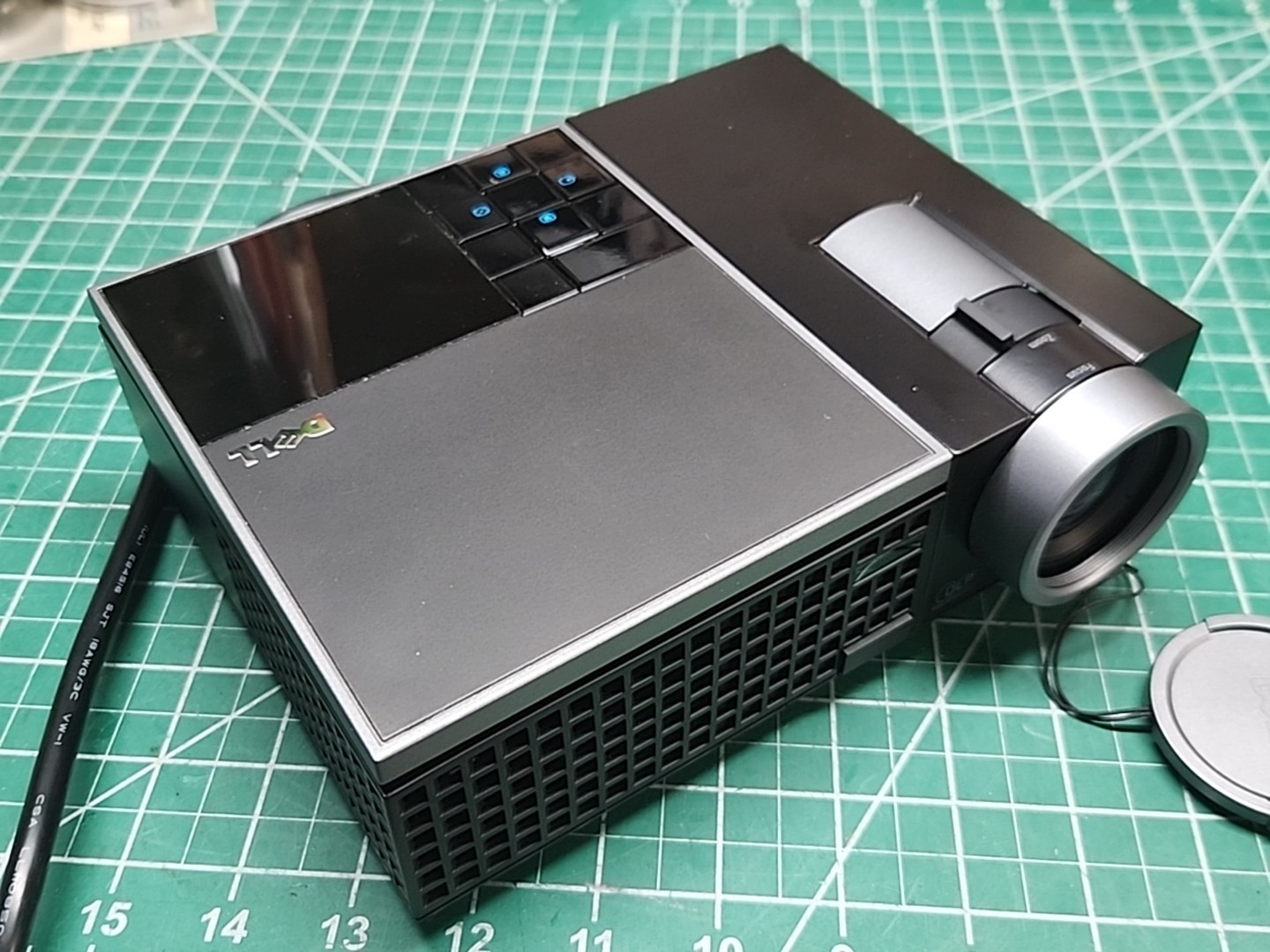 Dell M209X DLP Front Portable Projector. For Parts READ.