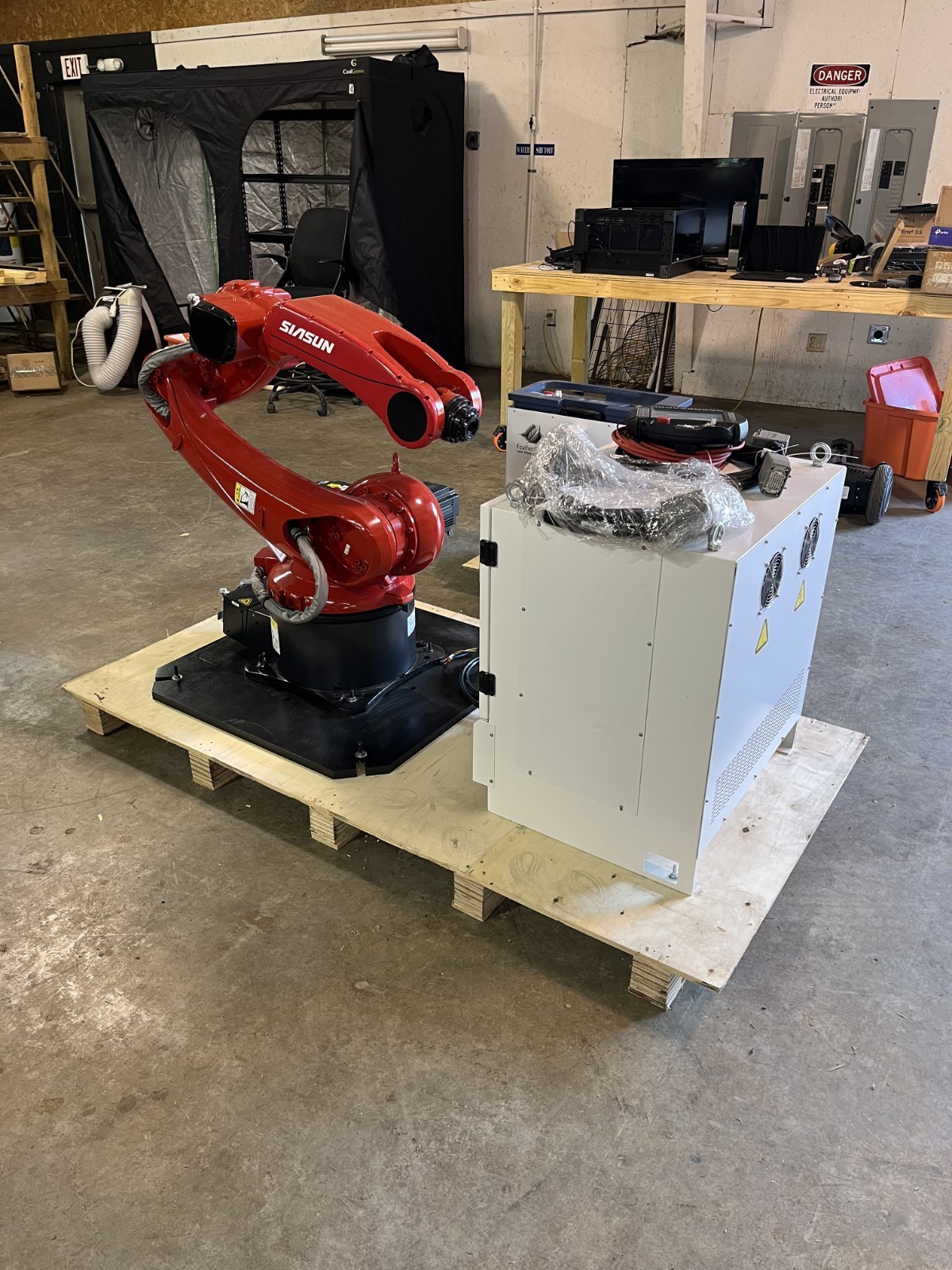NEW - Siasun SR25A-20/1.80 20KG Payload 1.8m reach (roughly 6 feet)