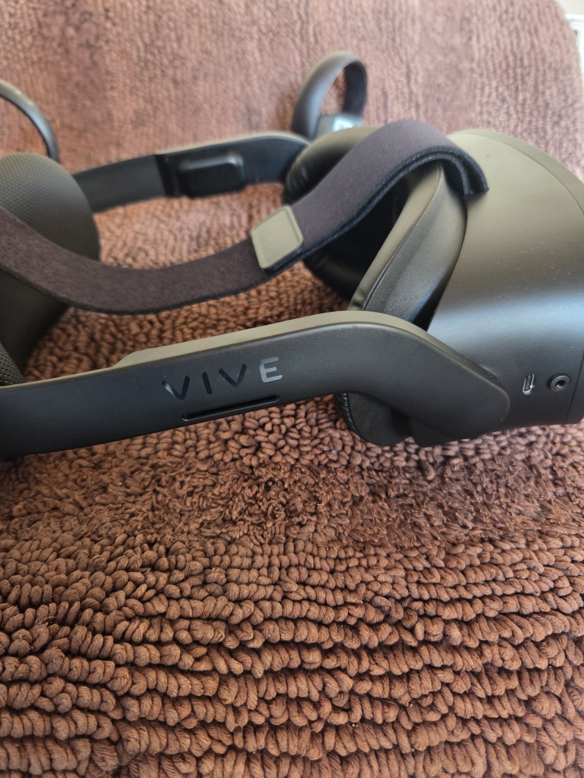 HTC Vive Focus 3 VR Headset –Full Kit, Controllers Play VR Games