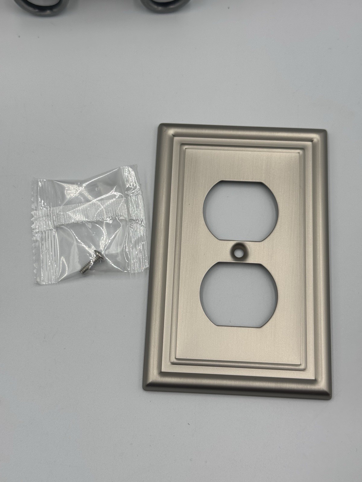 New DEWENWILS 4-Pack Metal Wall Plates Brushed Nickel Duplex 4.9”x3.1” W/screws