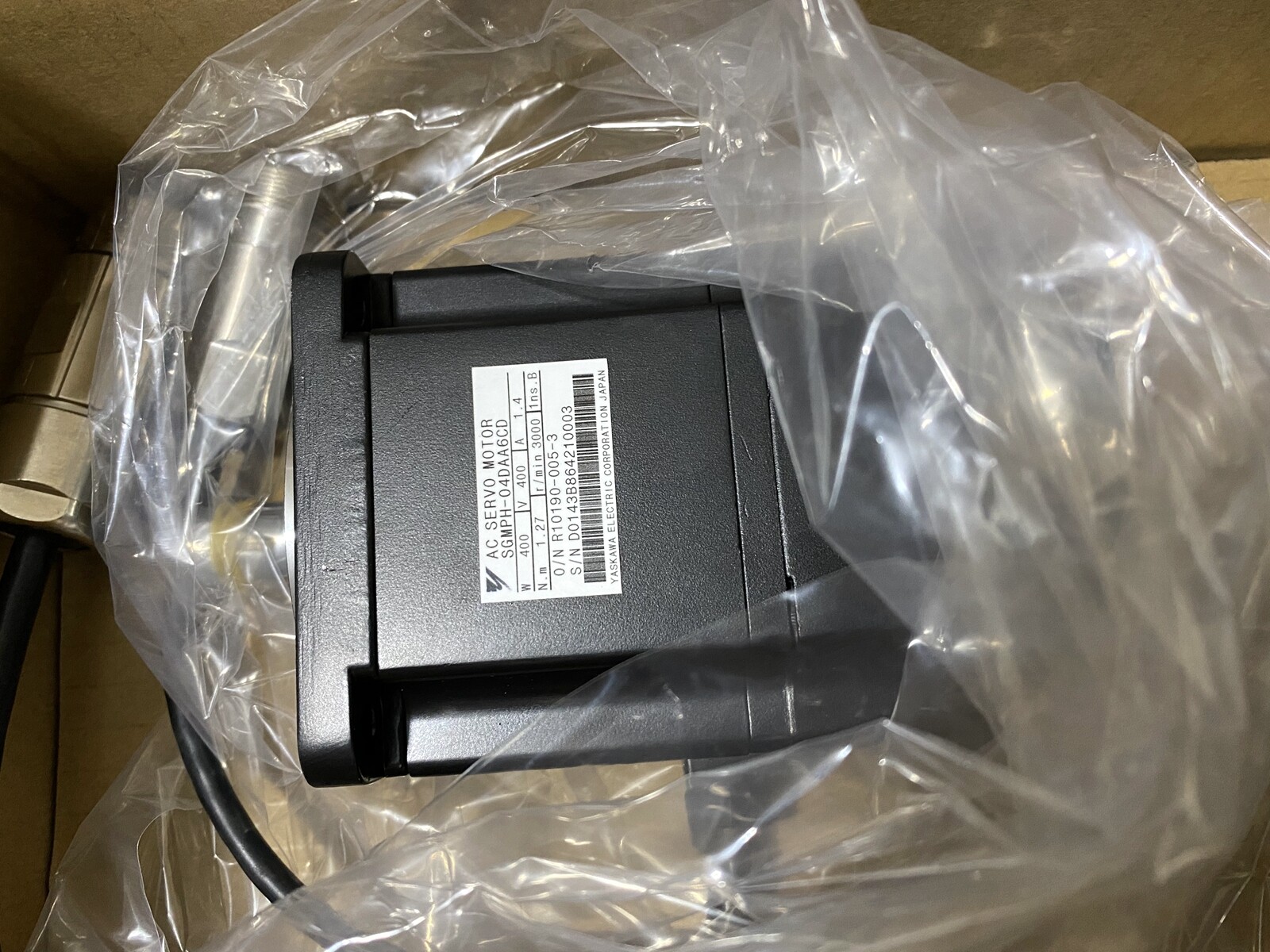 NEW YASKAWA SGMPH-04DAA6CD Servo Motor