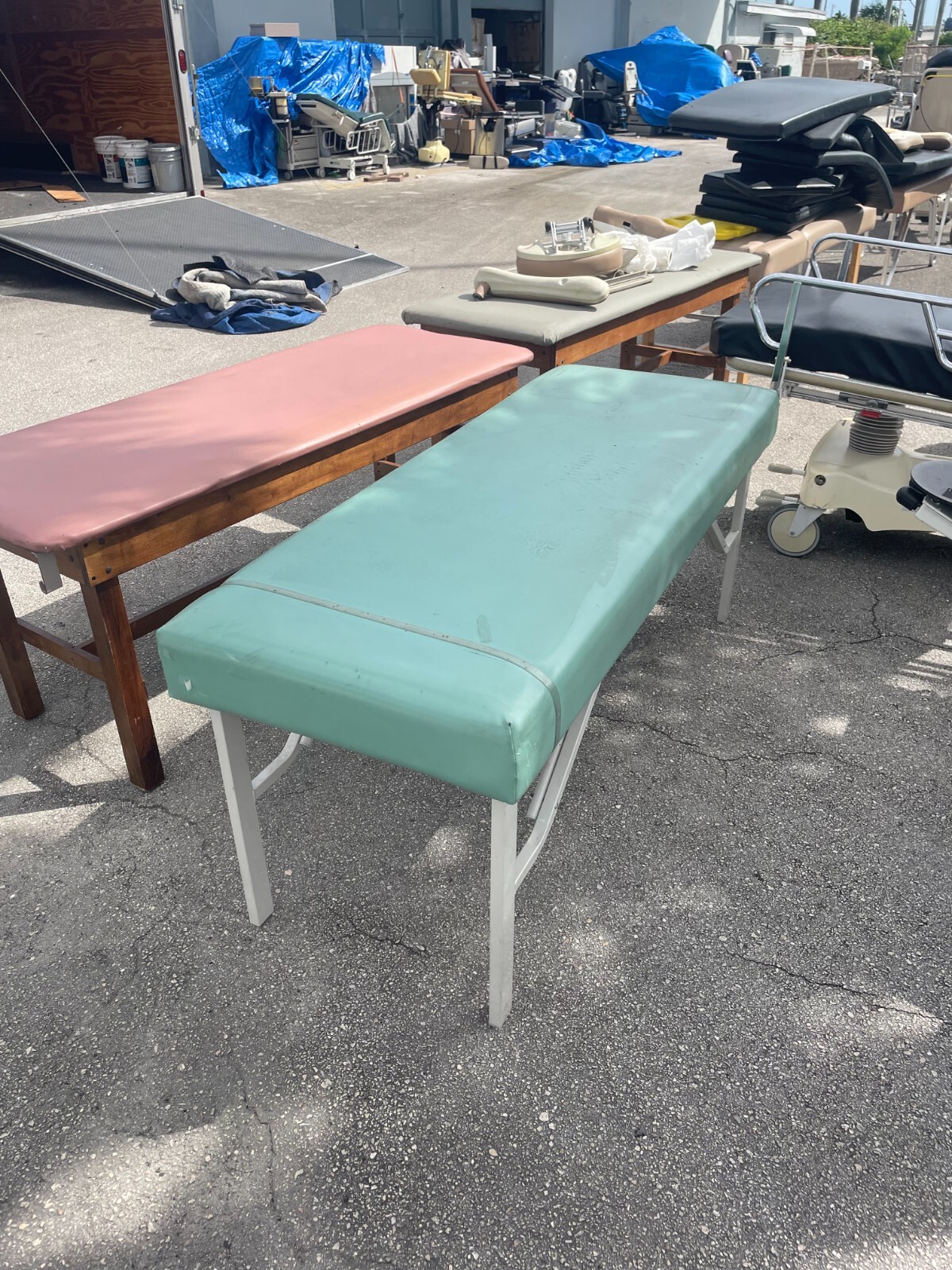 Winco Flat Table Hausted Medical Examination Table Massage Bed