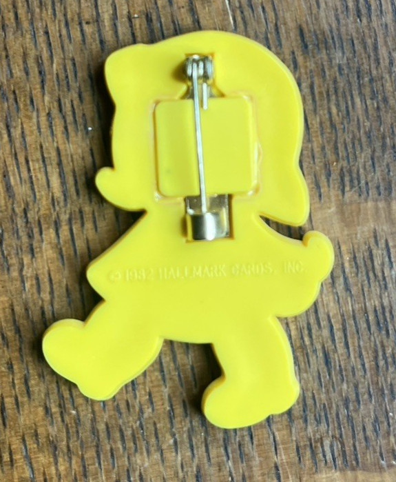 1982 HALLMARK PLASTIC PIN - DUCK IN RAIN COAT/BOOTS