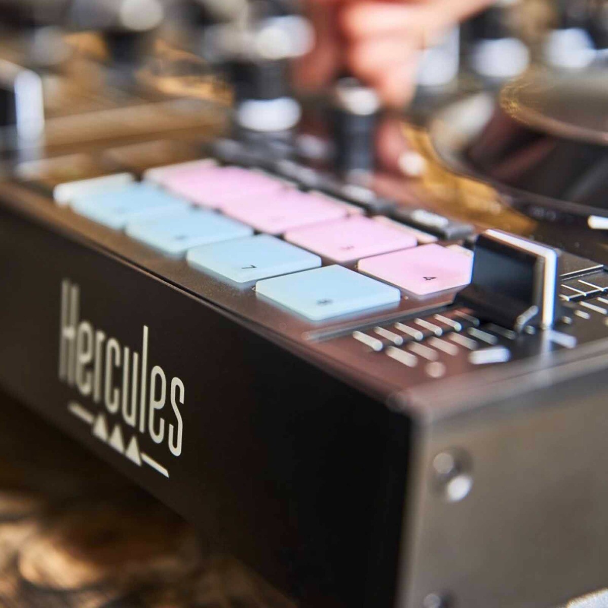 Hercules DJControl Inpulse 500 Serato DJ Lite and DJUCED DJ Controller